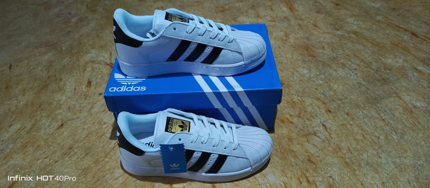 Customer photo review of Tenis Concha Blanco Negro