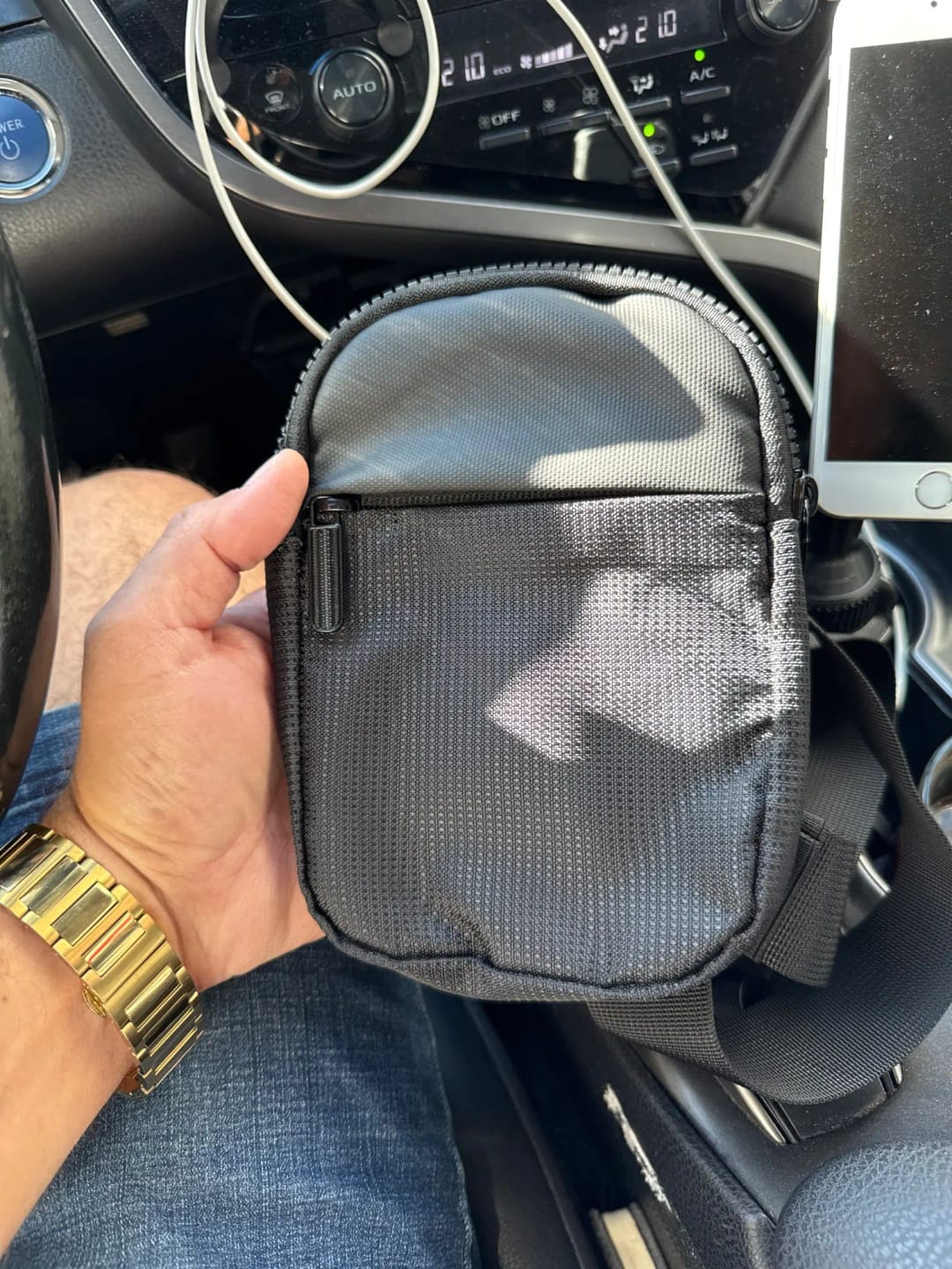 Customer photo review of Varyqon™ – Kompakte Crossbody Bag für Alltag und Reise