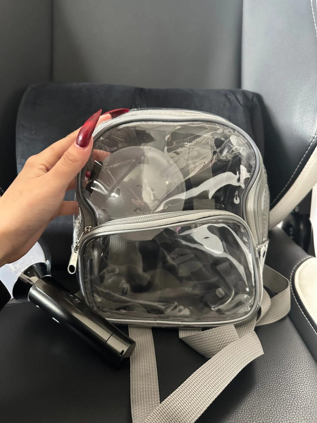 Customer photo review of Mini Mochila de Plástico Transparente