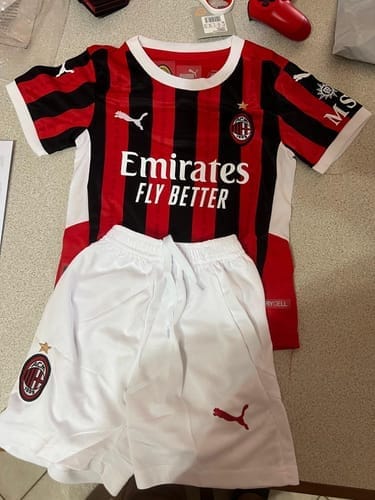 Customer photo review of Trousse pour enfants AC Milan I 24/25