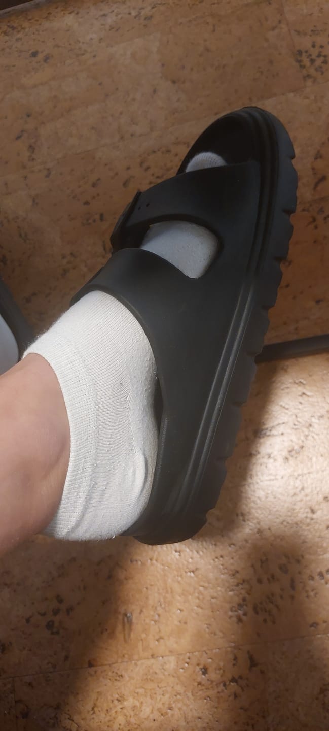 Customer photo review of HappyFlops Original