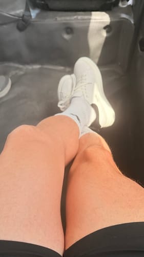 Customer's legs showing results after using the Ciclo Oral Masa Muscular supplement cycle.