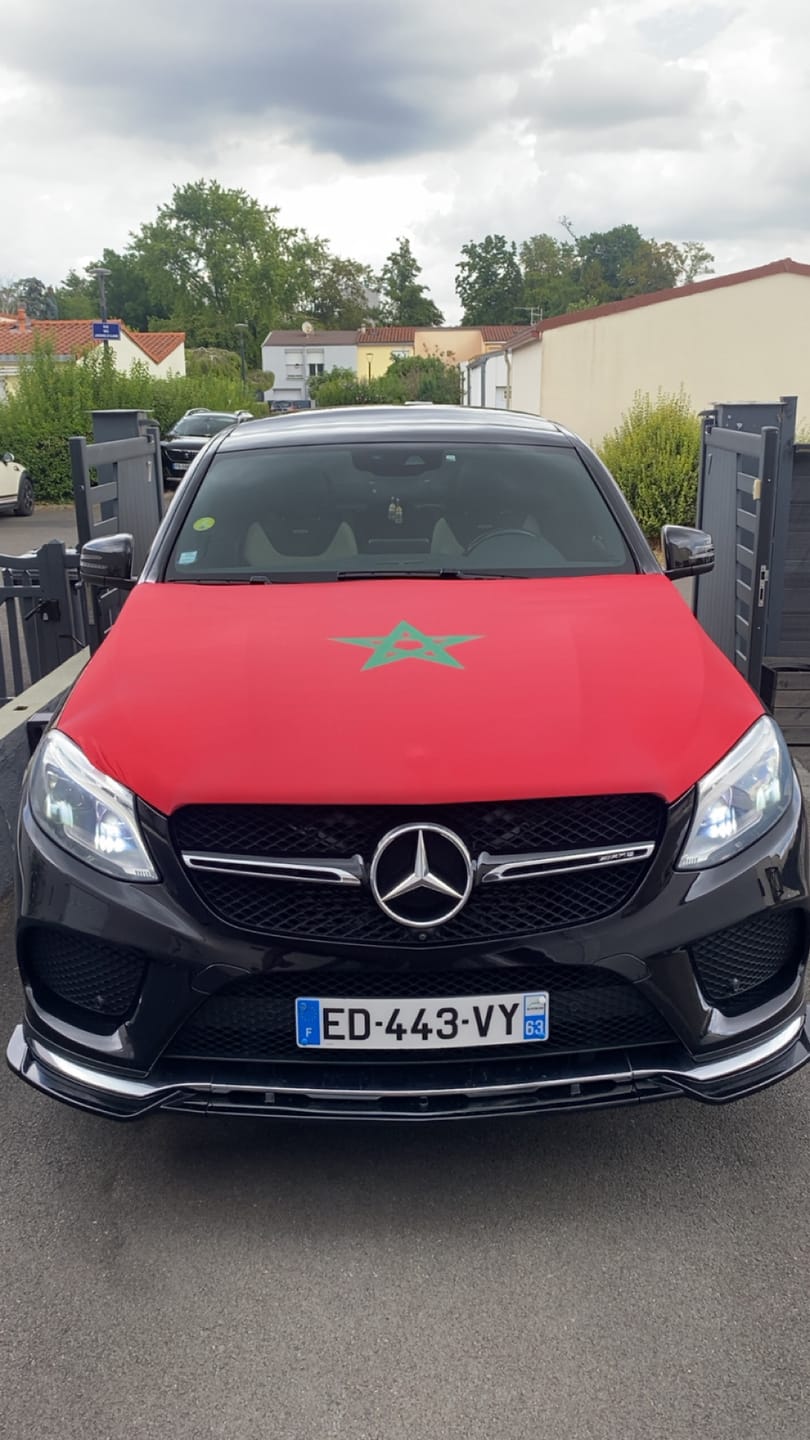 Customer photo review of Drapeau Capot Tissus Elastique (Compatible toute les voitures)