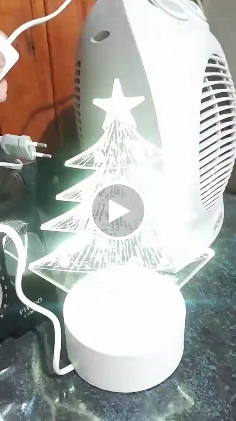 Customer video review of Luminária de Mesa LED 3D Árvore de Natal