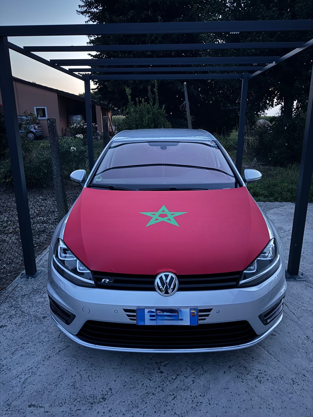 Customer photo review of Drapeau Capot Tissus Elastique (Compatible toute les voitures)