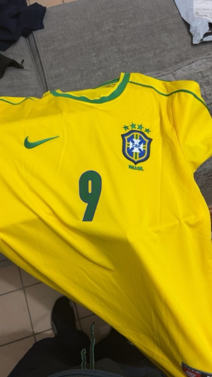 Customer photo review of Camisola Seleção Brasil Retrô 1998 - Amarela
