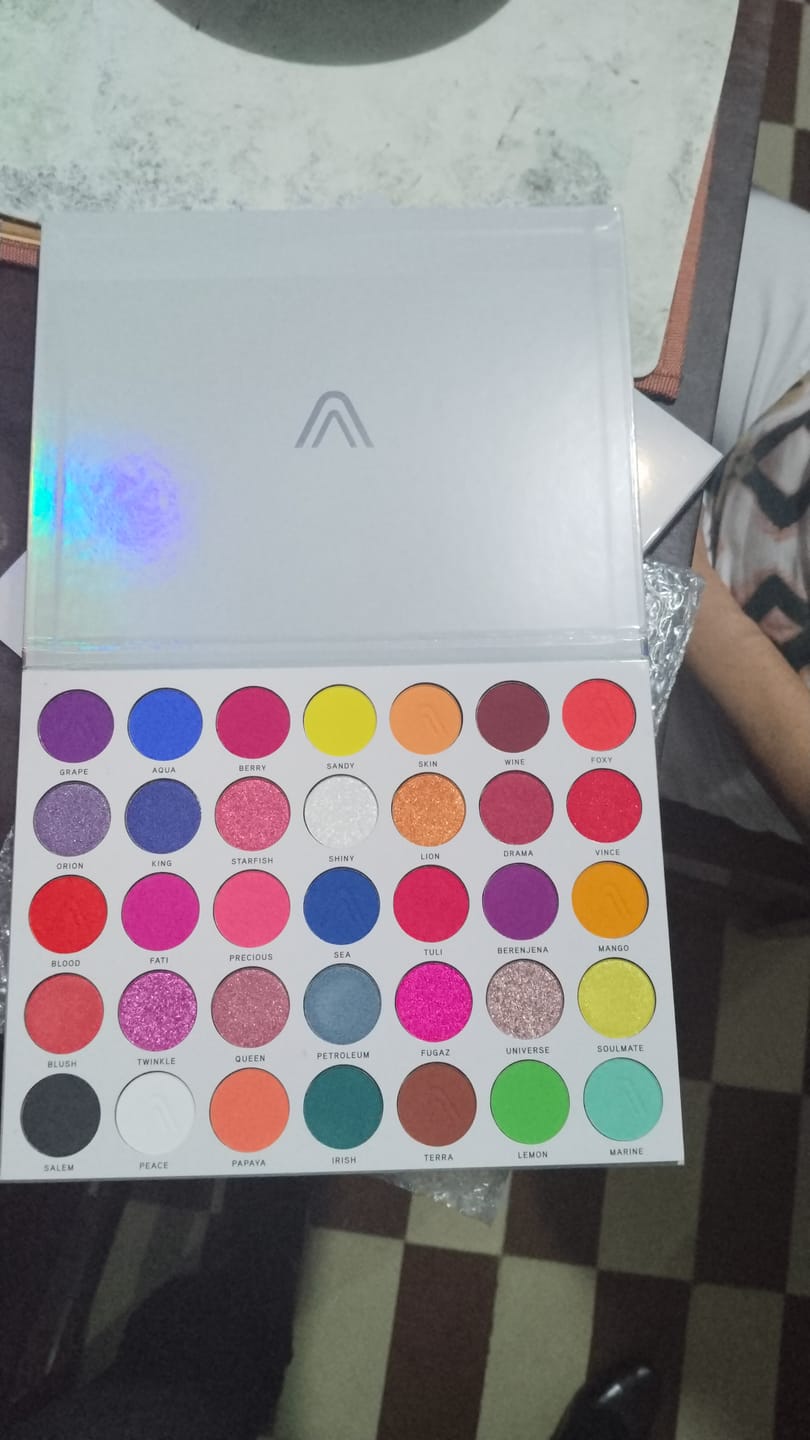 Customer photo review of PALETA DE SOMBRAS HAWAII | MAKEUP EXPERT