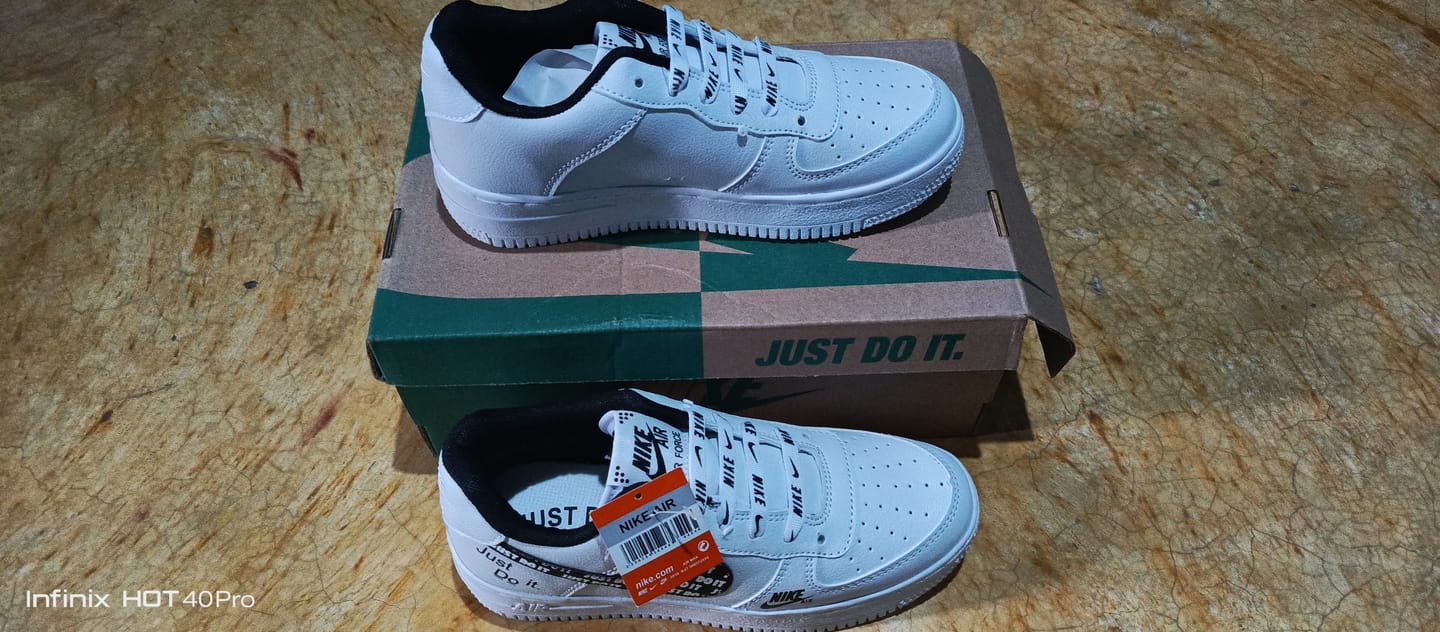 Customer photo review of Tenis 270 Blanco Negro Negro