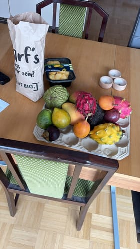 Kundenfoto der Probierbox Exotische Früchte mit vielfältigen tropischen Früchten auf einem Tisch.