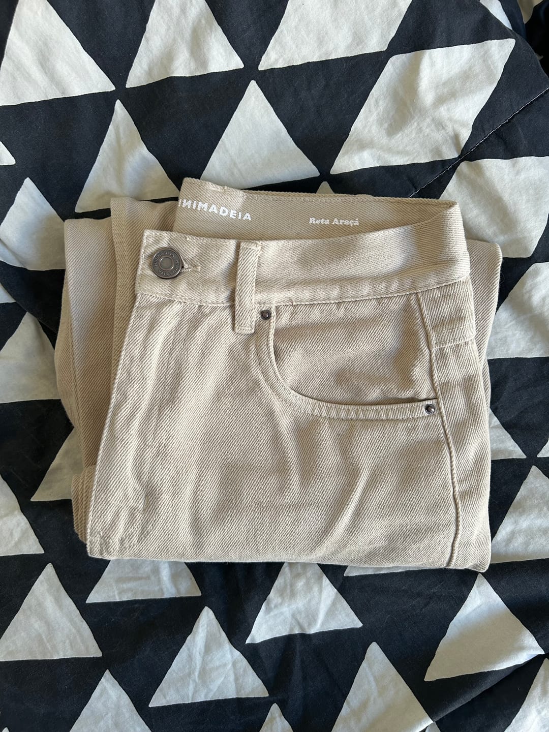 Customer photo review of Calça Jeans Reta Araçá Bege Claro