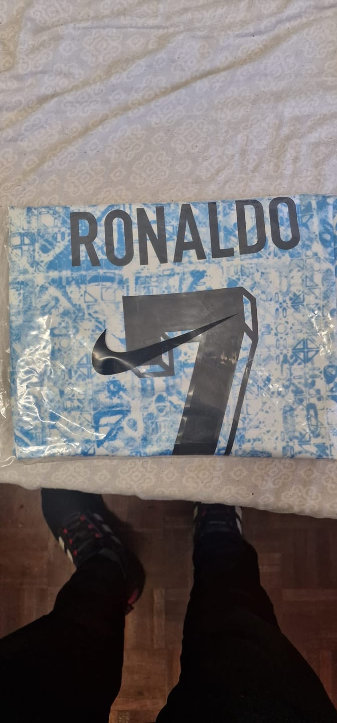 Customer photo review of Camisola Portugal 24/25 II - Azul - Ronaldo #7