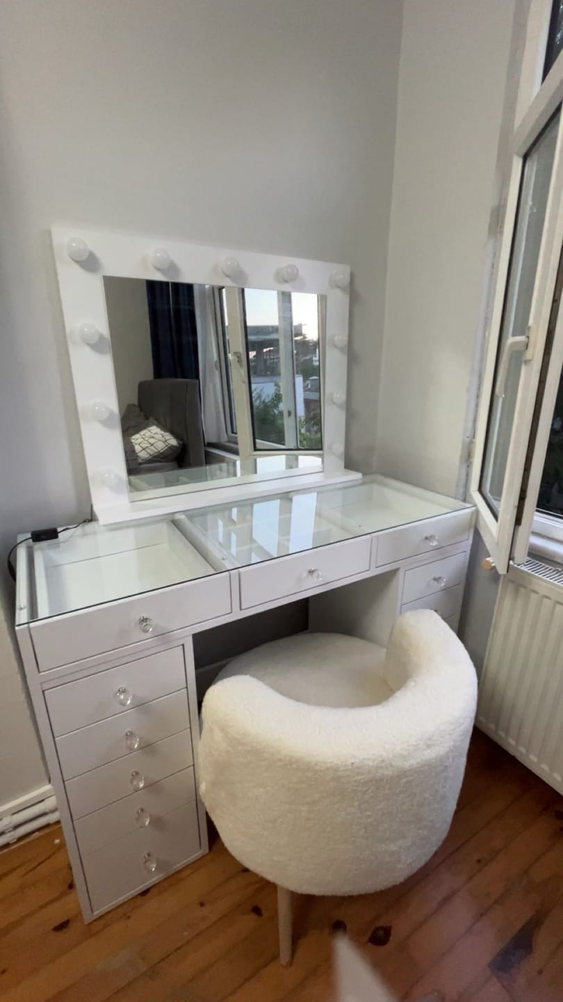 Customer photo review of Rani BJ118 Hollywood Işıklı Aynalı Kulis Makyaj Masası Cam Tablalı 13 Çekmeceli Takı Düzenleyici Beyaz