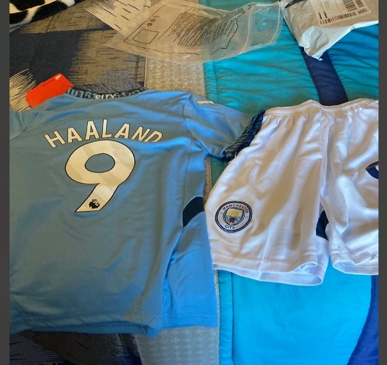Customer photo review of Kit Infantil Manchester City I 24/25 - Azul e Branco