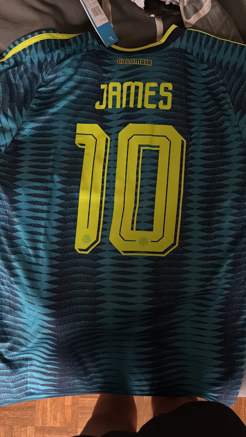 Customer photo review of James Rodriguez Colombia 2026 World Cup Away Football Jersey