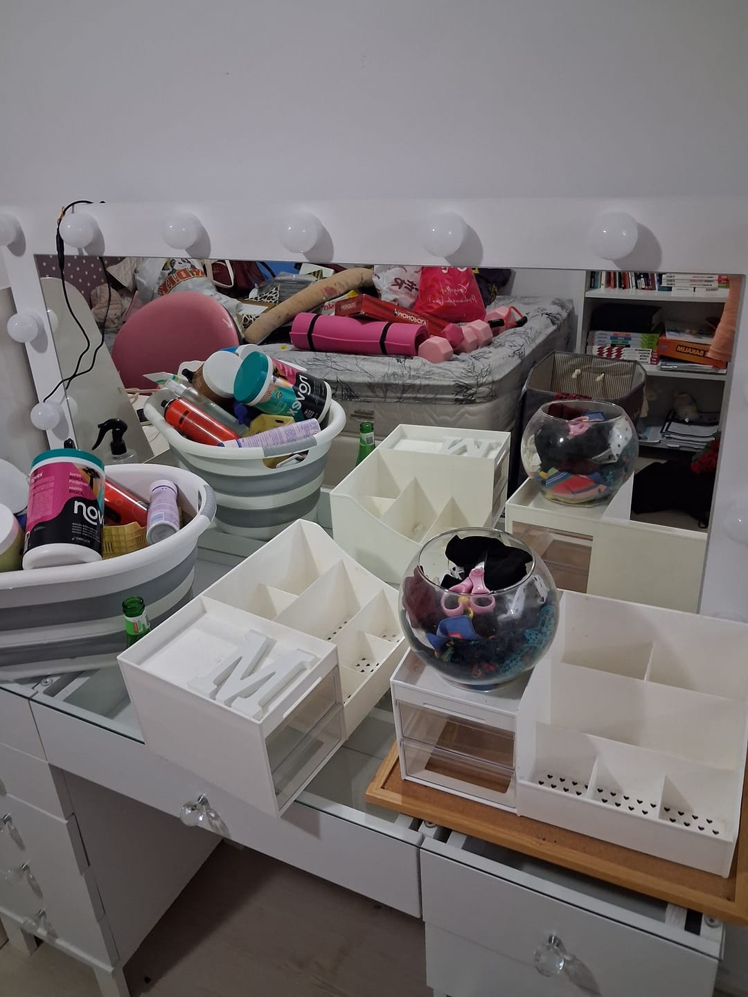 Customer photo review of Rani BJ137 Hollywood Işıklı Aynalı Kulis Makyaj Masası Cam Tablalı 11 Çekmeceli Takı Düzenleyici Beyaz