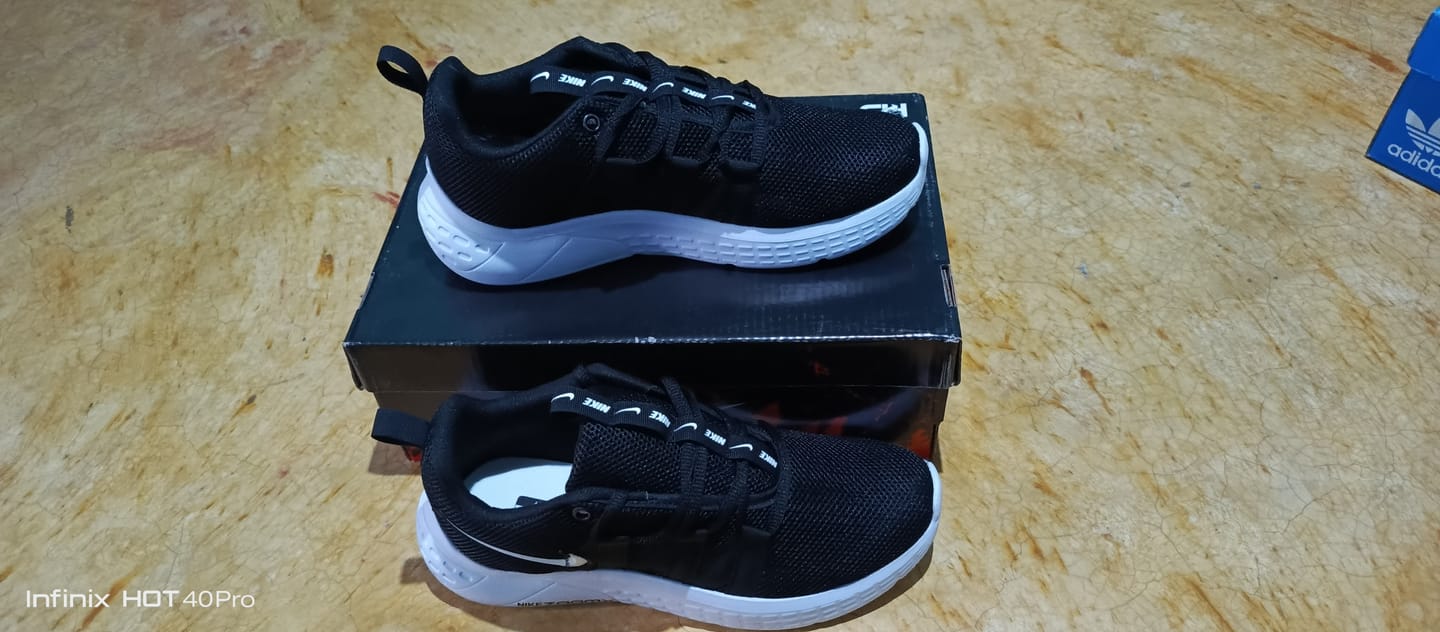 Customer photo review of Tenis Zoom Negro Blanco