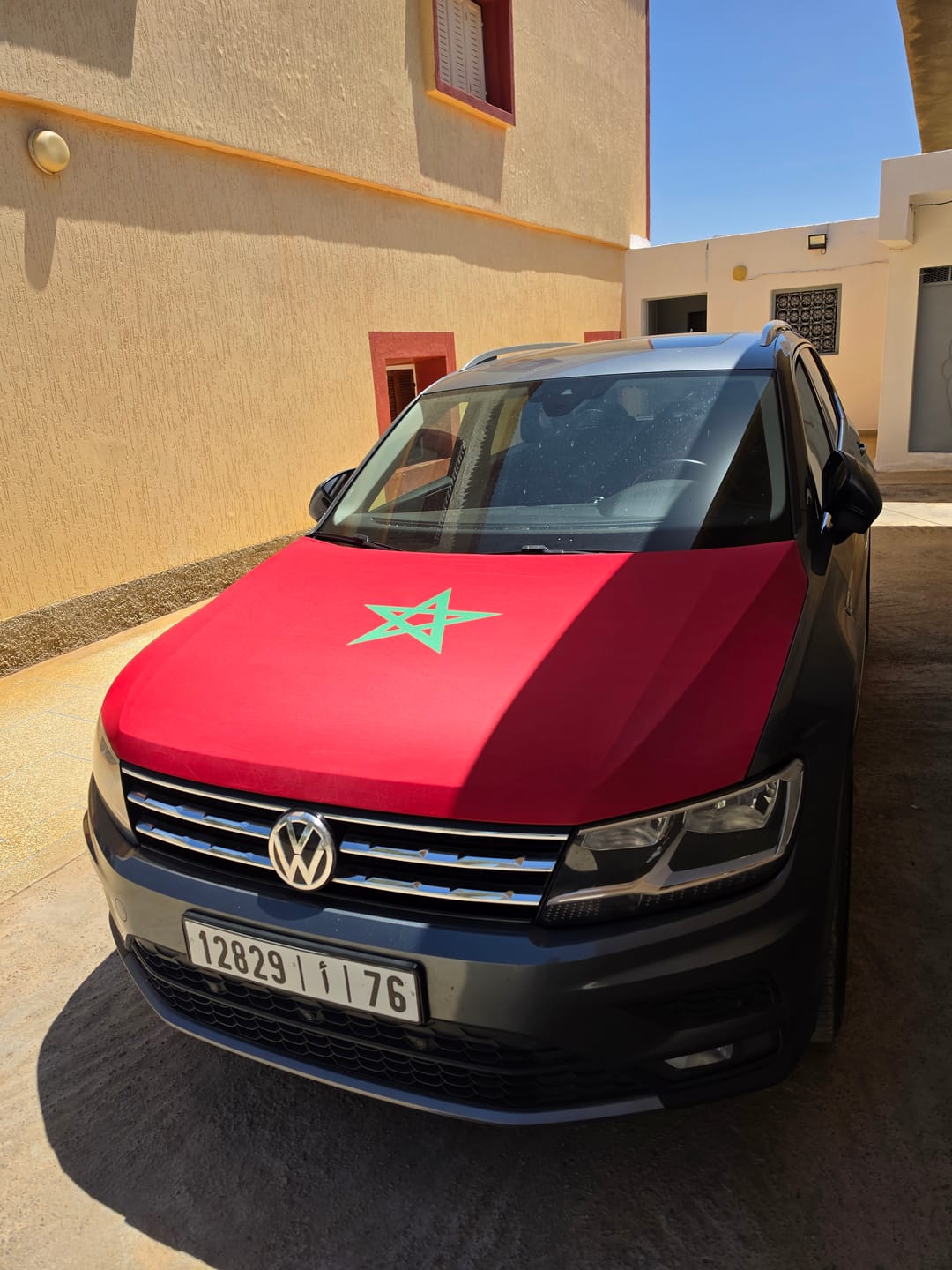 Customer photo review of Drapeau Capot Tissus Elastique (Compatible toute les voitures)