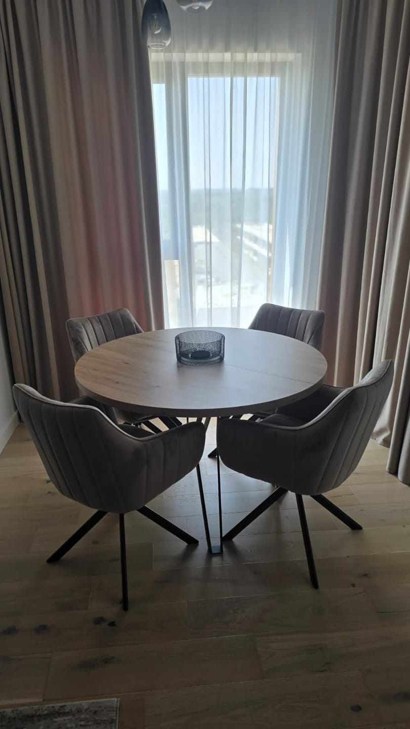 Customer photo review of Scaun living rotativ AZALIA, bej inchis/negru, stofa catifelata/metal, 61x44x86 cm