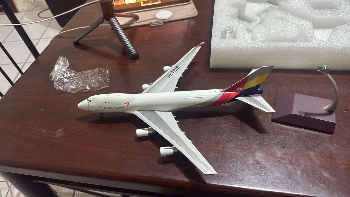 Customer photo review of GEMINI200 ASIANA CARGO 747-400F 1/200 REG#HL7616 INTERACTIVE