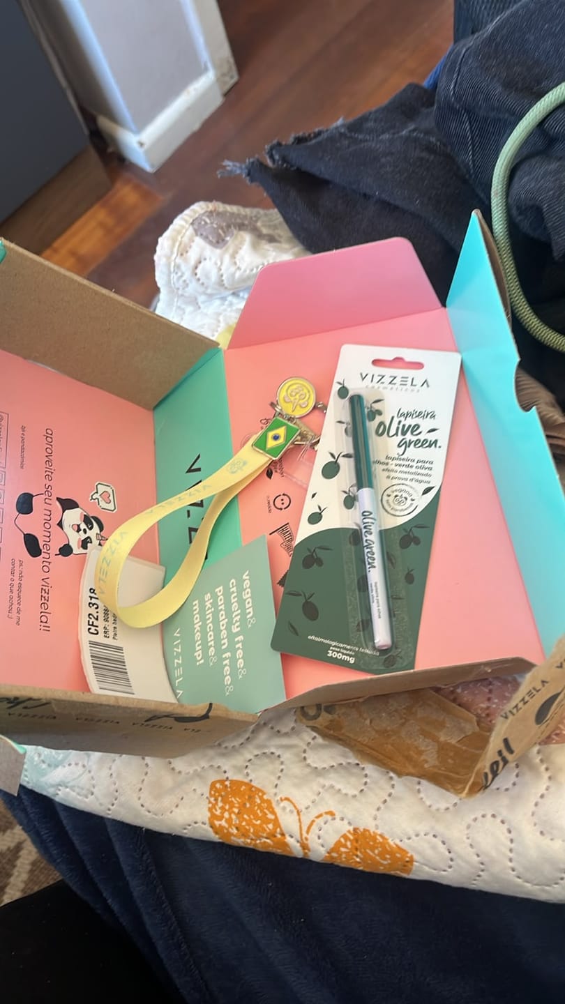 Customer photo review of Lapiseira Para Olhos Olive Green - Vizzela - Verde Oliva Efeito Metalizado