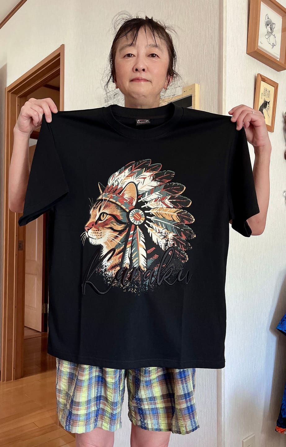 Customer photo review of 「インディアン酋長猫」プリント＆karaku刺繍入りコットンTシャツ