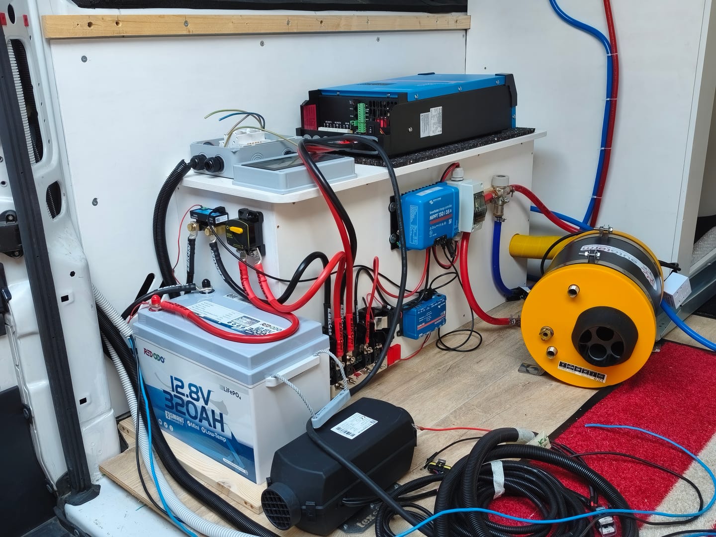 Customer photo review of Redodo 4096Wh 12V 320Ah B190 Untersitz LiFePO4 Batterie mit Bluetooth für Wohnmobil