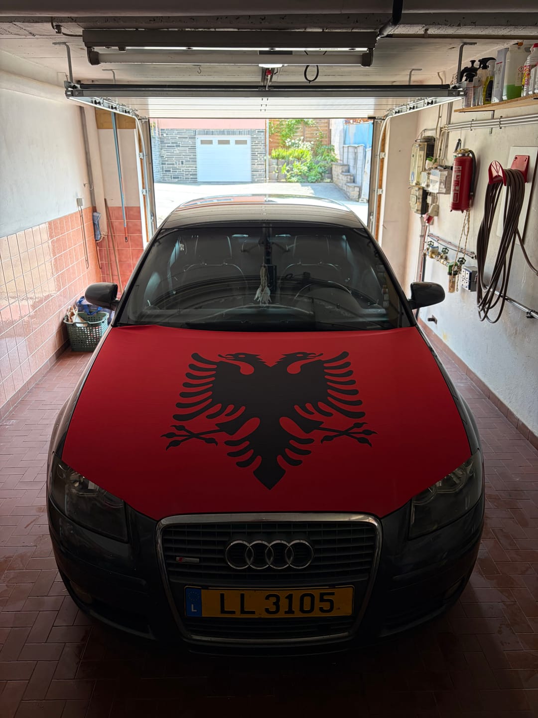 Customer photo review of Drapeau Capot Tissus Elastique (Compatible toute les voitures)
