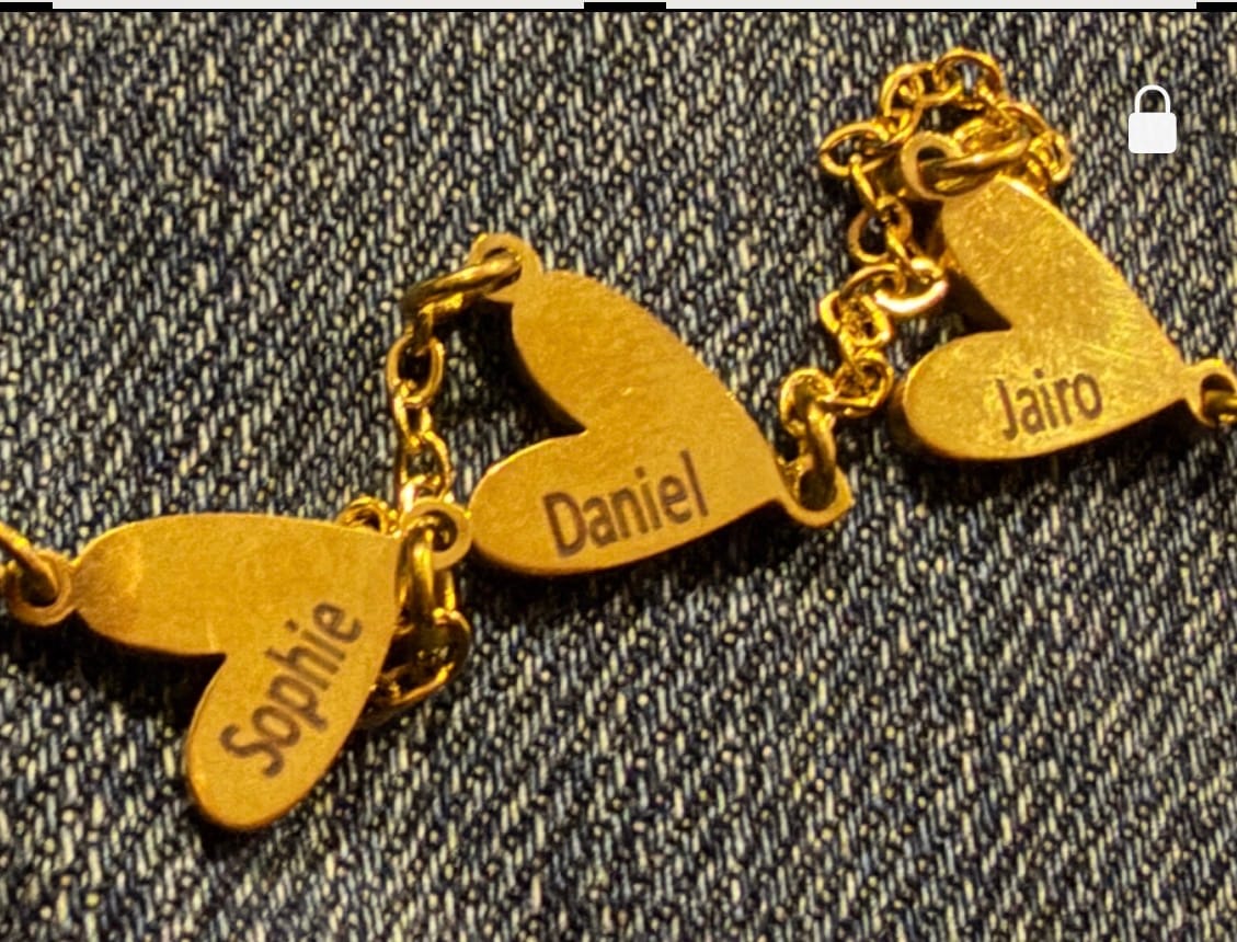 Customer photo review of Collar personalizado con corazón grabado