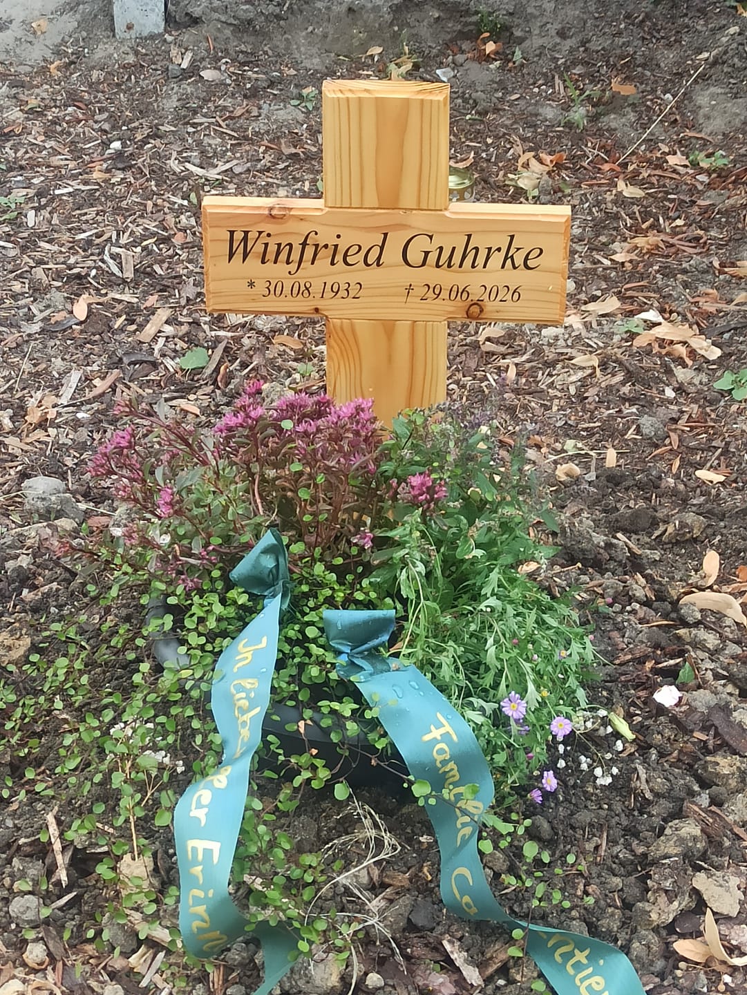 Customer photo review of Kleines Grabkreuz aus Holz mit Namen (eckig)