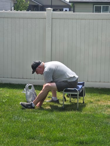 Customer using the Quenzly foldable garden kneeler