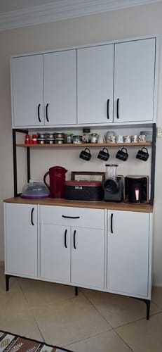 Customer's white Rani JE127 mutfak dolabı, with filled shelves, mugs, and kitchen appliances arranged on the counter.