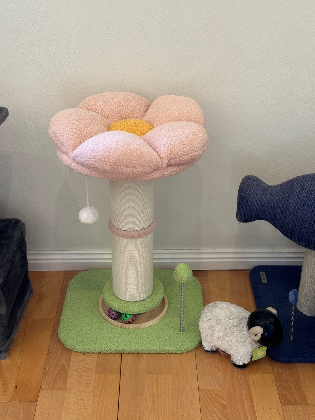 Customer photo review of Cat Scratching Post Flower 61.5cm Cat Tree Tower Sisal Scratch Post Pink