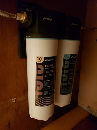 Customer photo review of Frizzlife DW10 Untertisch-Wasserfiltersystem, NSF/ANSI 53&42 zertifizierte Elemente, direkt angeschlossener 2-stufiger Wasserfilter