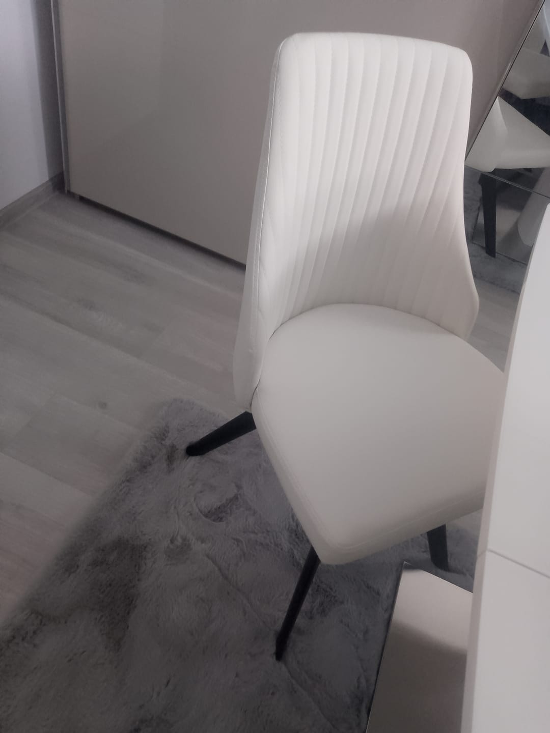 Customer photo review of Scaun tapitat K206, alb/negru, piele ecologica/metal, 53X48X87 CM