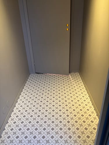 Customer's ferdig monterte Oslo mini selvklebende fliser med mønster på gulvet i en gang.