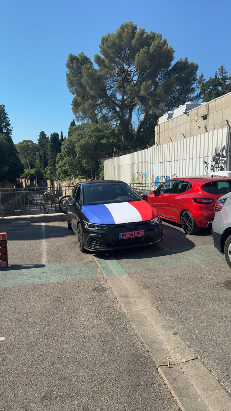 Customer photo review of Drapeau Capot Tissus Elastique (Compatible toute les voitures)