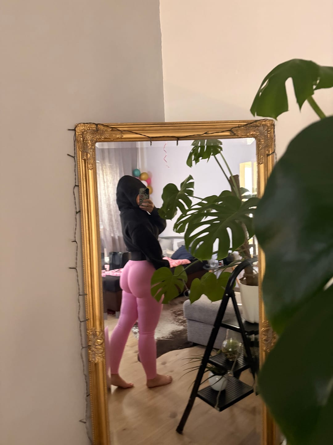 Customer photo review of DEFINE V-BACK SCRUNCH LEGGINGS