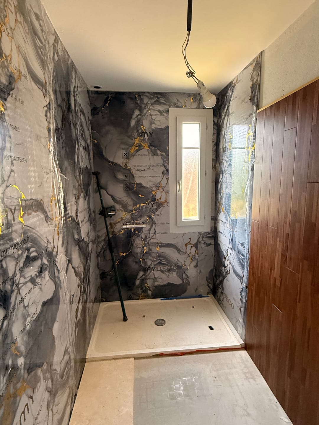 Customer photo review of Panneau Mural PVC Effet Marbre Mystic Bleu Doré - Salle de bain ou Douche