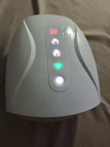Customer's HandCare+ Regeneráló Kézmasszírozó with active illuminated control panel settings.