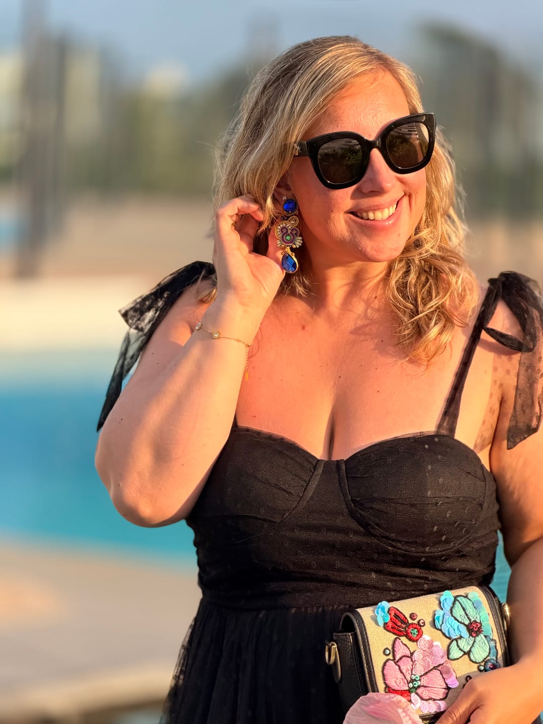Customer photo review of Rosafarbene Soutache Ohrstecker mit seidigen Bändern in Gold und funkelnden Tropfen in Violett