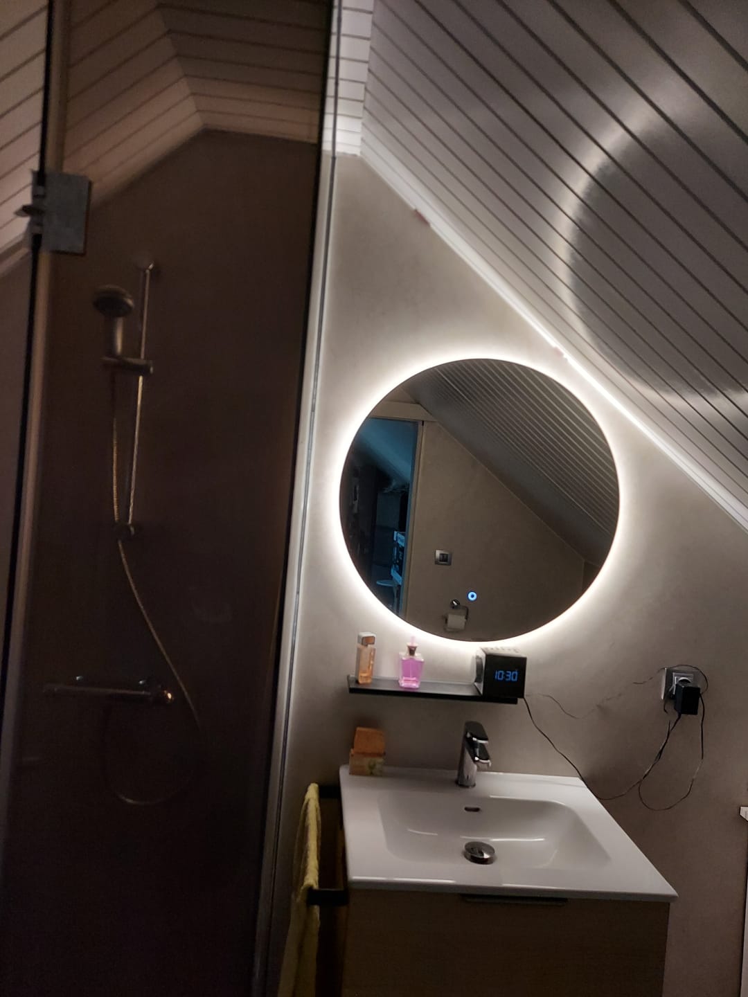 Avis de Jean François M. — Miroir Rond Salle De Bain Led Antibuée 70x70 Genève - Bellori
