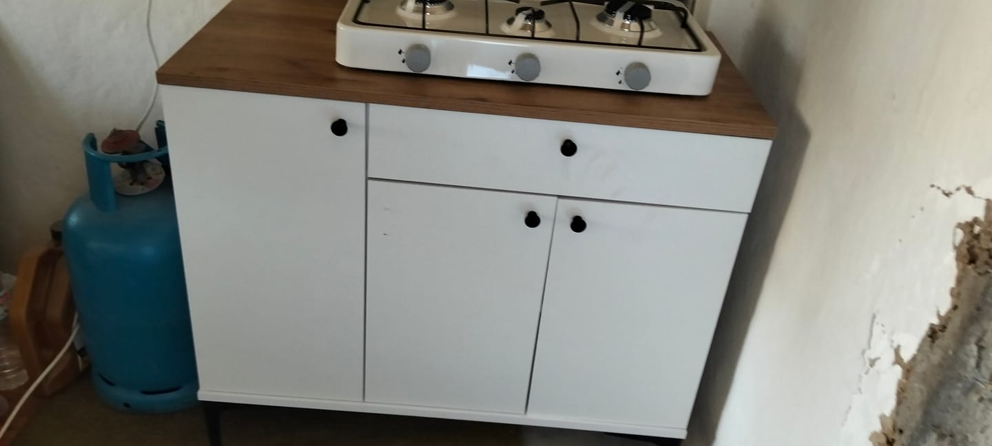 Customer photo review of Rani JE194 Kahve Köşesi Çok Amaçlı Dolap 3 Kapaklı 1 Çekmeceli Kiler Mutfak Dolabı Beyaz - Sepet Ceviz