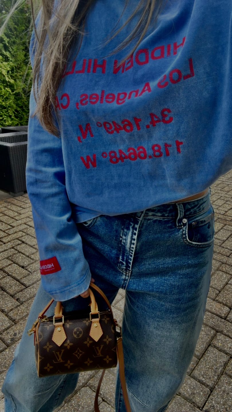 Customer photo review of VINTAGE LOGO WASHED LONGSLEEVE T-SHIRT SKY BLUE/RED