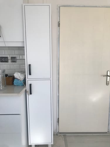 Customer's Rani F1 beyaz çok amaçlı dolap, mutfak tezgahının yanında kapı önündeki dar alana yerleştirilmiş.