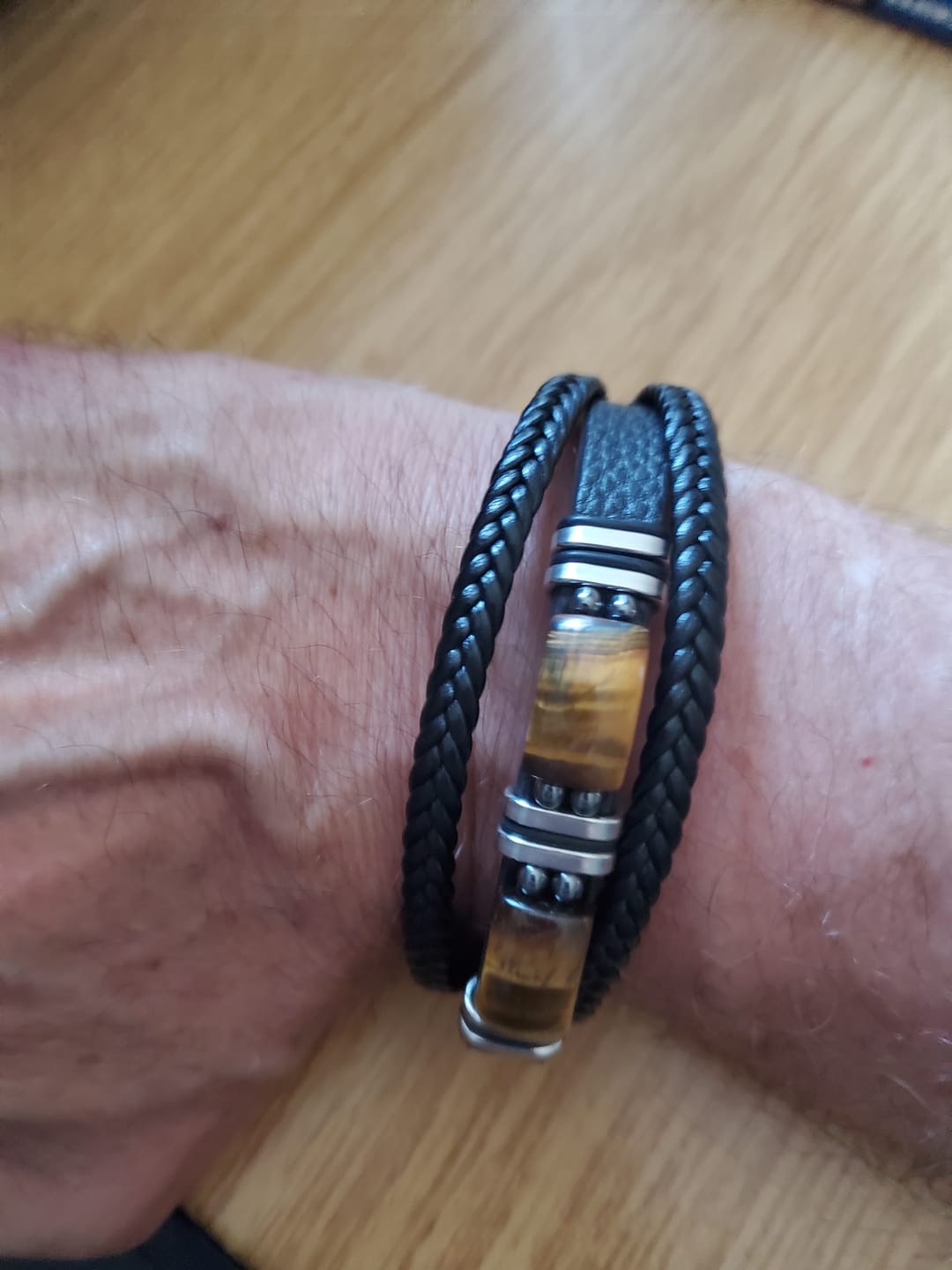 Customer photo review of Olivenorma Handgefertigtes Armband aus geflochtenem Leder und Naturstein mit Magnetverschluss