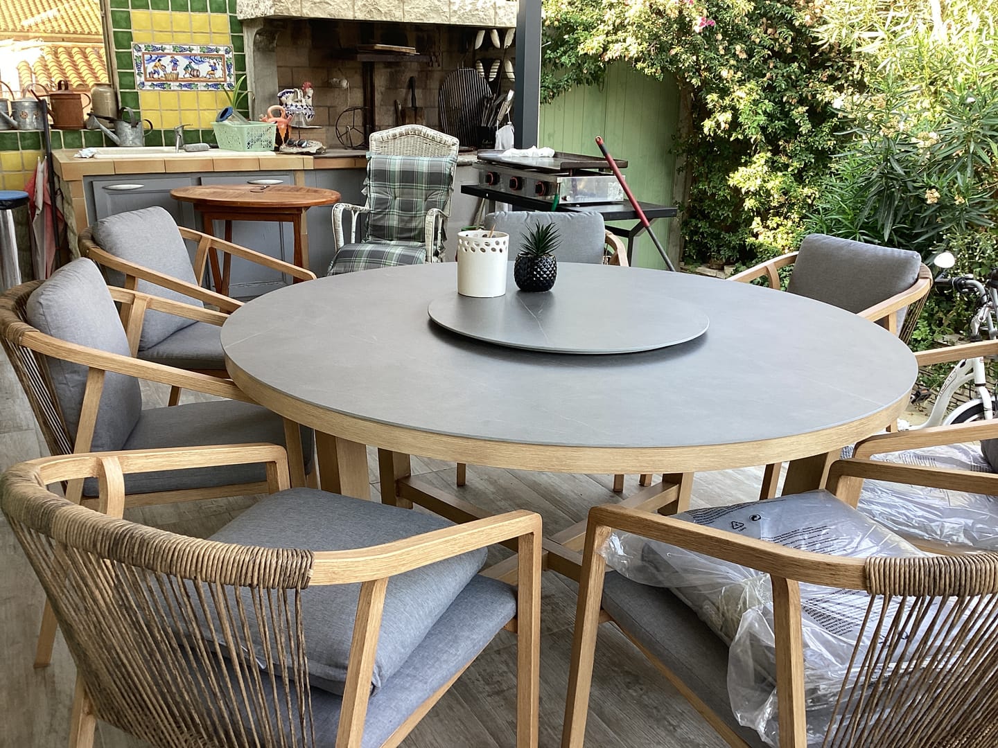 Customer photo review of creador Kanto Esstisch-Set mit rundem Gartentisch und 8 Stapelsesseln