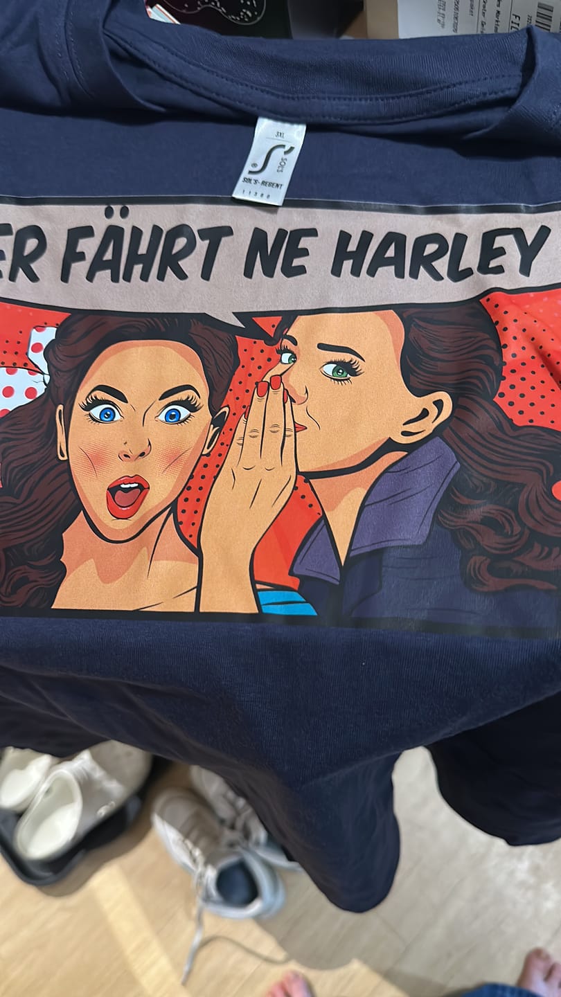 Customer photo review of Er fährt ne Harley - Herren Shirt