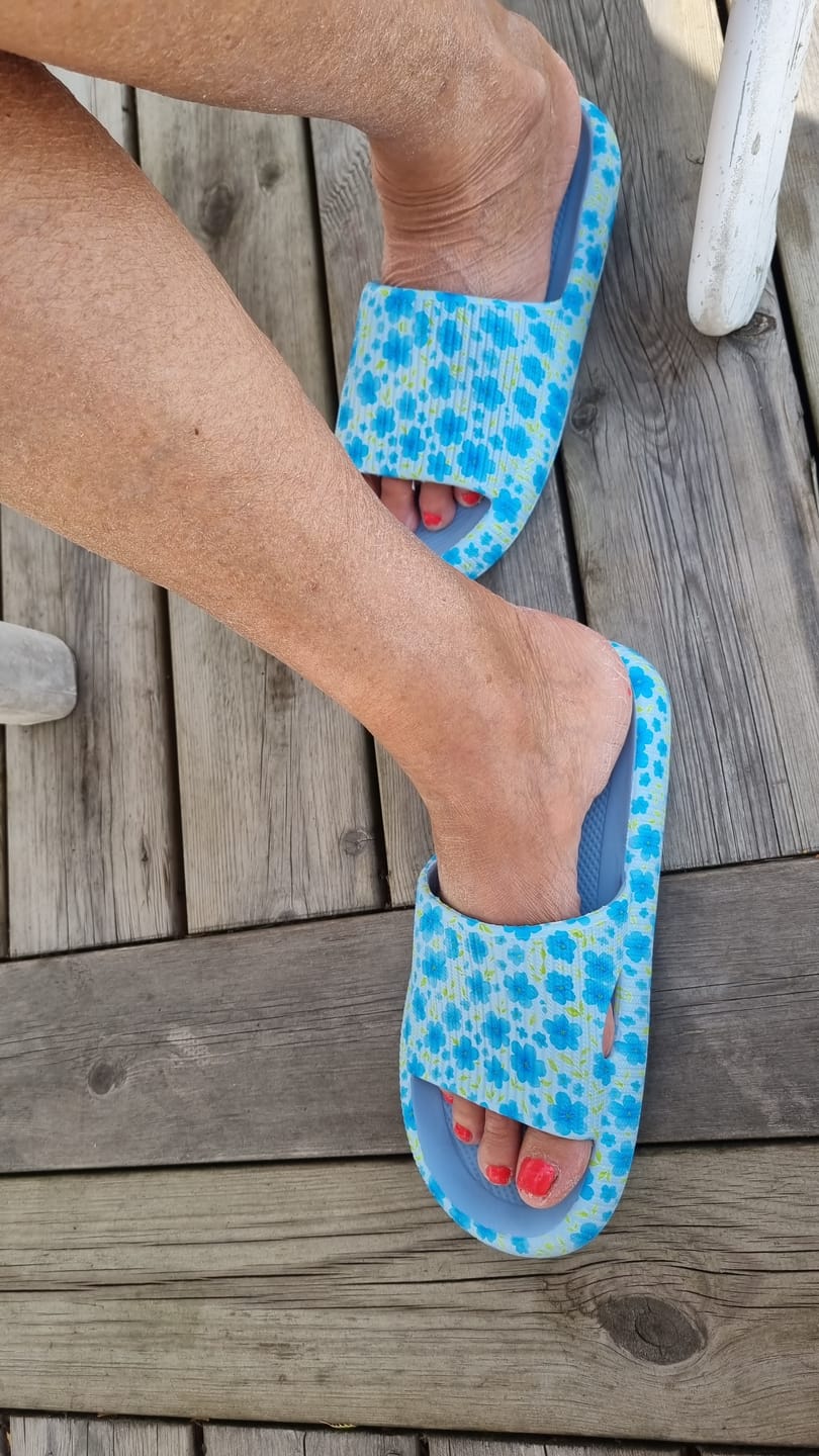 Customer photo review of HappyFlops Botanics