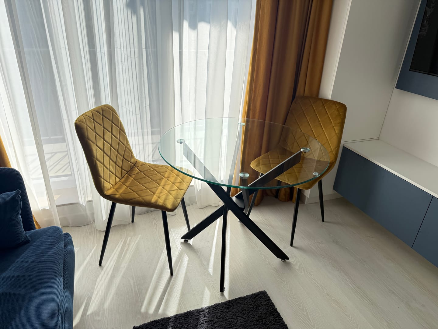Customer photo review of Scaun K525, galben/negru, stofa catifelata/metal, 45x55x89 cm