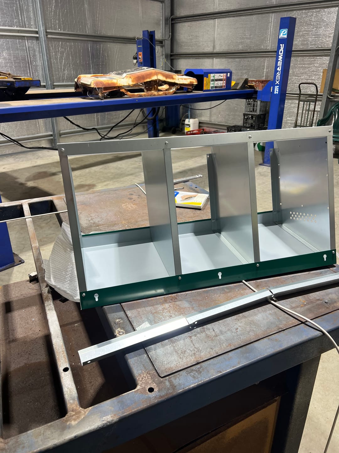 Customer photo review of Pets Gear Metal Chicken Laying Nest Box Roll Away Green